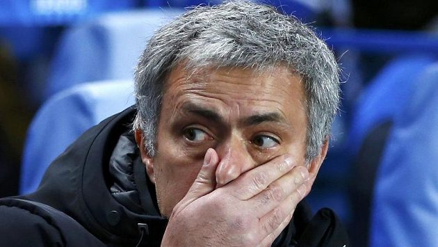 Kouči Chelsea Josému Mourinhovi hrozí za nevhodné chování v duelu s Aston Villou trest. Kouči Chelsea Josému Mourinhovi hrozí za nevhodné chování v duelu s Aston Villou trest.