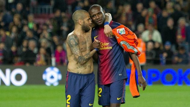 Dani Alves (vlevo) objímá Erika Abidala, po jeho návratu na trávník v dresu Barcelony. Dani Alves (vlevo) objímá Erika Abidala, po jeho návratu na trávník v dresu Barcelony.