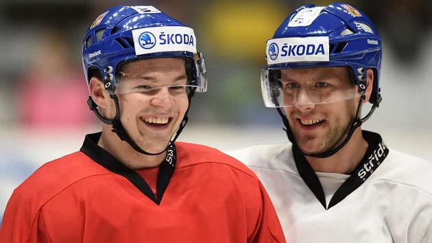 Tomáš Hertl (vlevo) a Jan Hejda při tréninku hokejové reprezentace. Tomáš Hertl (vlevo) a Jan Hejda při tréninku hokejové reprezentace.