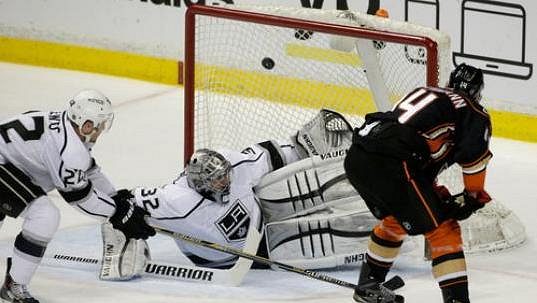 Brankář Los Angeles Jonathan Quick kryje šanci útočníka Anaheimu Tomáše Fleischmanna (vpravo). Brankář Los Angeles Jonathan Quick kryje šanci útočníka Anaheimu Tomáše Fleischmanna (vpravo).