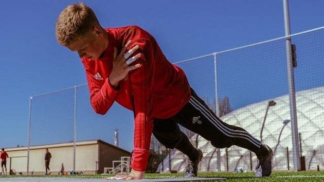 Brankář Antonín Kinský na tréninku pražské Dukly. Brankář Antonín Kinský na tréninku pražské Dukly.