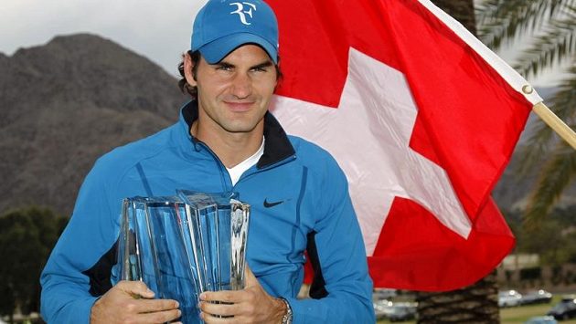 Roger Federer s trofejí z Indian Wells. Roger Federer s trofejí z Indian Wells.