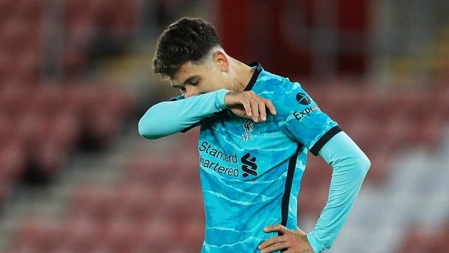 Zklamaný liverpoolský fotbalista Roberto Firmino po porážce v Southamptonu. Zklamaný liverpoolský fotbalista Roberto Firmino po porážce v Southamptonu.