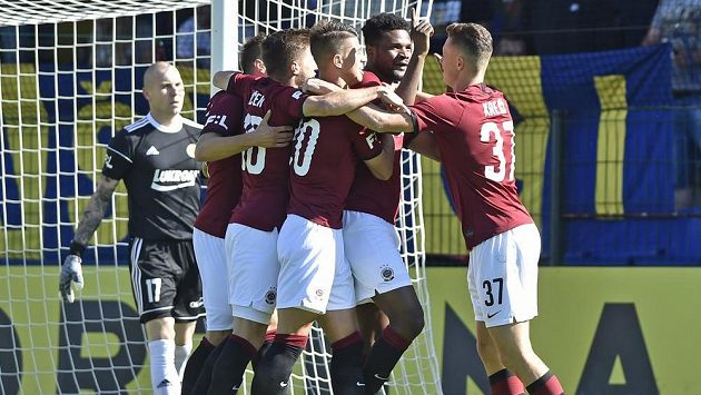Fotbalisté Sparty se radují z glólu ve Zlíně. Fotbalisté Sparty se radují z glólu ve Zlíně.