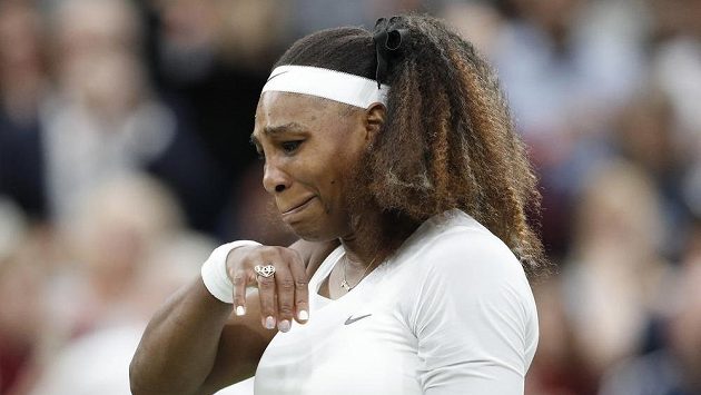 Serena Williamsová vzdala kvůli zranění zápas prvního kola Wimbledonu s Aliaksandrou Sasnovičovou z Běloruska. Serena Williamsová vzdala kvůli zranění zápas prvního kola Wimbledonu s Aliaksandrou Sasnovičovou z Běloruska.