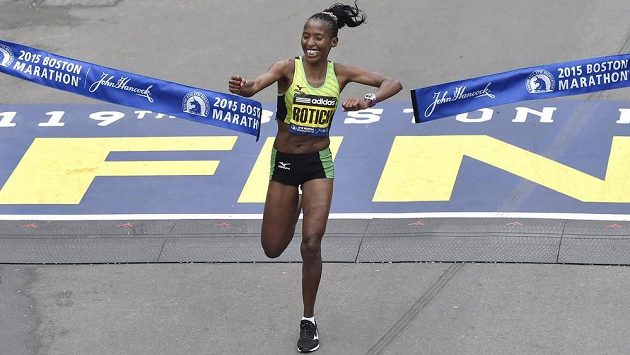 Keňanka Caroline Rotichová v cíli Bostonského maratónu. Keňanka Caroline Rotichová v cíli Bostonského maratónu.
