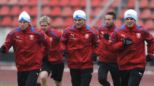 František Rajtoral (vlevo), David Lafata (uprostřed) a David Limberský během tréninku české reprezentace na Strahově. František Rajtoral (vlevo), David Lafata (uprostřed) a David Limberský během tréninku české reprezentace na Strahově.