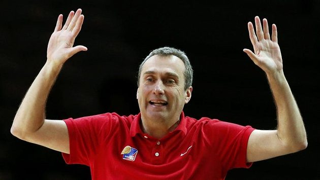 Trenér české basketbalové reprezentace Ronen Ginzburg během čtvrtfinále ME se Srbskem. Trenér české basketbalové reprezentace Ronen Ginzburg během čtvrtfinále ME se Srbskem.