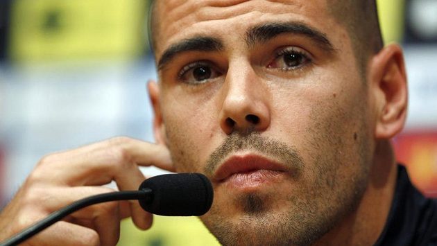 Victor Valdés na tiskové konferenci vysvětluje, proč končí v Barceloně. Victor Valdés na tiskové konferenci vysvětluje, proč končí v Barceloně.