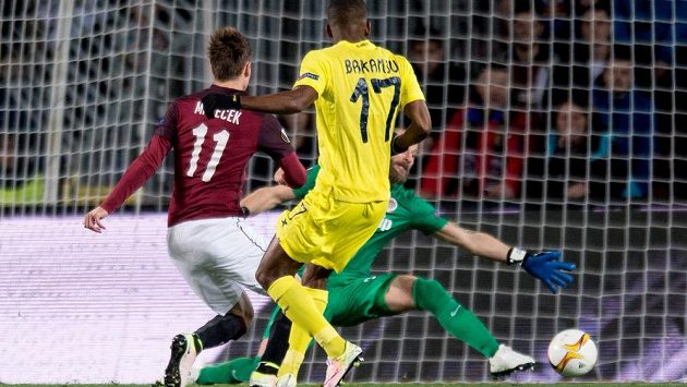 Cédric Bakambu z Villarrealu střílí gól do sparťanské sítě. Cédric Bakambu z Villarrealu střílí gól do sparťanské sítě.
