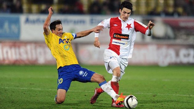 Záložník Teplic Milan Matula (vlevo) v souboji s Robertem Hrubým ze Slavie. Záložník Teplic Milan Matula (vlevo) v souboji s Robertem Hrubým ze Slavie.