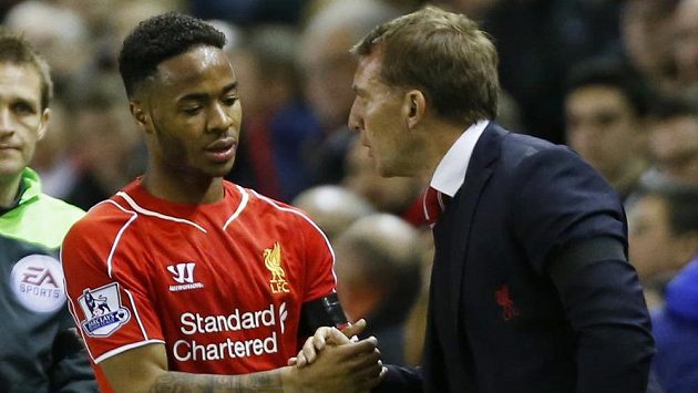 Liverpoolský Raheem Sterling si podává ruku s koučem Brendanem Rodgersem. Liverpoolský Raheem Sterling si podává ruku s koučem Brendanem Rodgersem.