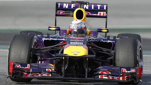Pilot stáje Red Bull Sebastian Vettel na trati v Montmelu. Pilot stáje Red Bull Sebastian Vettel na trati v Montmelu.