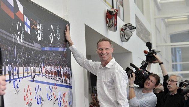 Oslavy patnáctého výročí olympijského triumfu v Naganu. Dominik Hašek otiskuje ve Veletržním paláci dlaň na fotografii vítězů. Oslavy patnáctého výročí olympijského triumfu v Naganu. Dominik Hašek otiskuje ve Veletržním paláci dlaň na fotografii vítězů.
