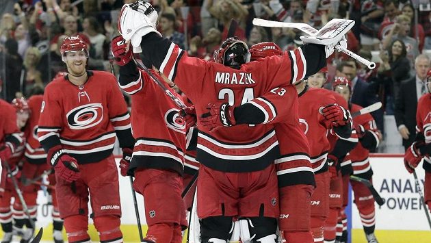 Radost v podání hokejistů Caroliny Hurricanes. Výhru slaví i český gólman Petr Mrázek. Radost v podání hokejistů Caroliny Hurricanes. Výhru slaví i český gólman Petr Mrázek.