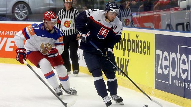 Slovenský obránce Dominik Graňák před Antonem Bělovem z Ruska v utkání na MS v Ostravě. Slovenský obránce Dominik Graňák před Antonem Bělovem z Ruska v utkání na MS v Ostravě.