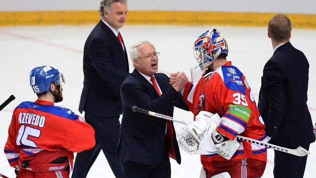 Asistent trenéra Lva Praha Václav Sýkora (uprostřed) a brankář Petri Vehanen oslavují postup do finále KHL. Asistent trenéra Lva Praha Václav Sýkora (uprostřed) a brankář Petri Vehanen oslavují postup do finále KHL.