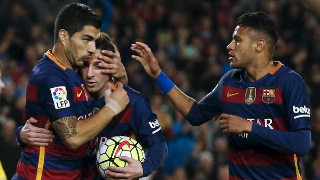 Barcelonští útočníci Luis Suárez, Lionel Messi a Neymar se radují z gólu do sítě Sportingu Gijón. Barcelonští útočníci Luis Suárez, Lionel Messi a Neymar se radují z gólu do sítě Sportingu Gijón.