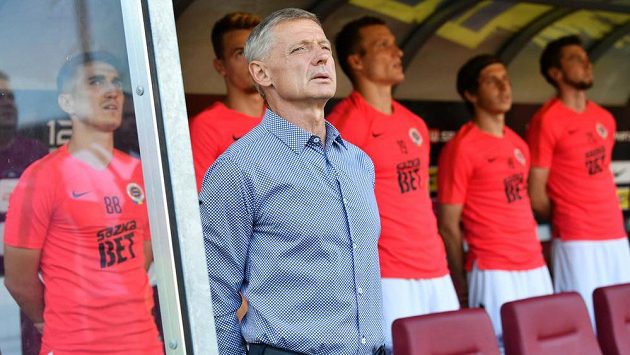Trenér Sparty Zdeněk Ščasný při minutě ticha před výkopem duelu proti Slovácku. Trenér Sparty Zdeněk Ščasný při minutě ticha před výkopem duelu proti Slovácku.