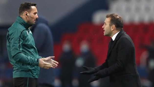 Rumunský rozhodčí Sebastian Coltescu v diskuzi s manažerem Basaksehiru Burukem Okanem. Rumunský rozhodčí Sebastian Coltescu v diskuzi s manažerem Basaksehiru Burukem Okanem.