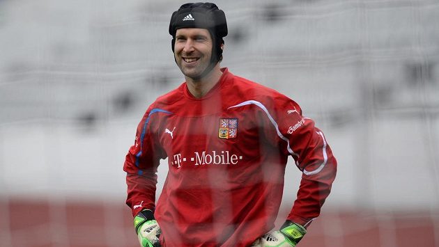 Brankář Petr Čech na tréninku národního týmu. Brankář Petr Čech na tréninku národního týmu.
