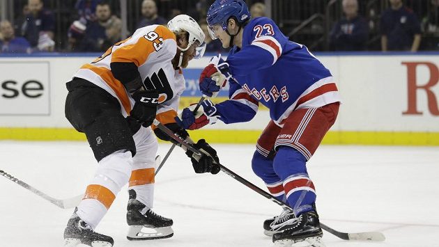 Jakub Voráček (vlevo) z Philadelphie se snaží obejít Adama Foxe z New York Rangers. Jakub Voráček (vlevo) z Philadelphie se snaží obejít Adama Foxe z New York Rangers.