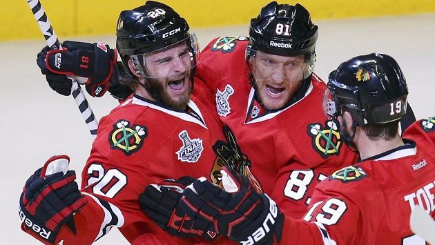 Brandon Saad (vlevo) oslavuje svoji trefu proti Bostonu s chicagskými spoluhráči Mariánem Hossou (uprostřed) a Jonathanem Toewsem. Brandon Saad (vlevo) oslavuje svoji trefu proti Bostonu s chicagskými spoluhráči Mariánem Hossou (uprostřed) a Jonathanem Toewsem.