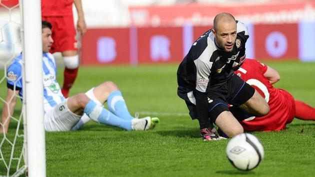 Brankář Zbrojovky Brno Martin Doležal kontroluje míč po šanci mladoboleslavských hráčů. Brankář Zbrojovky Brno Martin Doležal kontroluje míč po šanci mladoboleslavských hráčů.