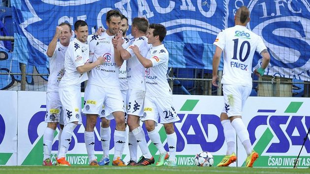 Radost fotbalistů Slovácka z gólu proti Znojmu, který vstřelil Libor Došek (třetí zleva). Radost fotbalistů Slovácka z gólu proti Znojmu, který vstřelil Libor Došek (třetí zleva).