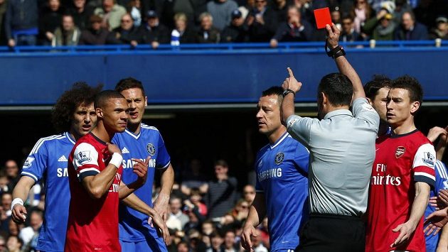 Kieran Gibbs z Arsenalu (vpředu vlevo) se diví, co to rozhodčí vytáhl za kartu. Kieran Gibbs z Arsenalu (vpředu vlevo) se diví, co to rozhodčí vytáhl za kartu.
