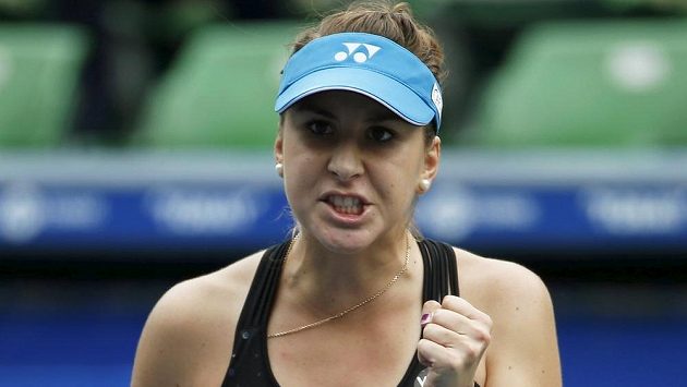 Švýcarská tenistka Belinda Bencicová se raduje z vítězství nad Dánkou Caroline Wozniackou. Švýcarská tenistka Belinda Bencicová se raduje z vítězství nad Dánkou Caroline Wozniackou.