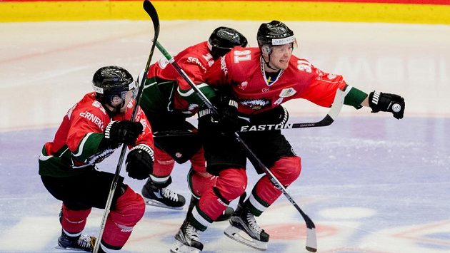 Niklas Lasu (vpravo) oslavuje se spoluhráči vítězný gól Frölundy ve finále Ligy mistrů proti Spartě. Niklas Lasu (vpravo) oslavuje se spoluhráči vítězný gól Frölundy ve finále Ligy mistrů proti Spartě.