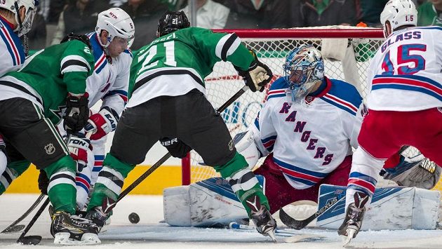 Švédský gólman New York Rangers Henrik Lundqvist (30) odolává útoku Dallasu. Švédský gólman New York Rangers Henrik Lundqvist (30) odolává útoku Dallasu.
