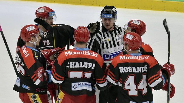 Hradečtí se radují z druhého gólu proti Třinci. Hradečtí se radují z druhého gólu proti Třinci.