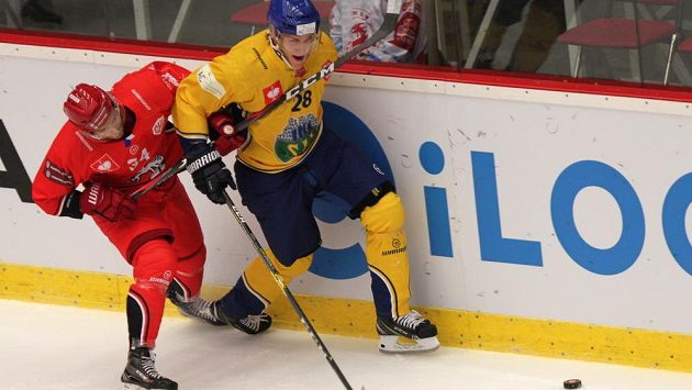 Zleva Ondřej Kovařčík z Třince a Robin Dahlström ze Storhamaru. Zleva Ondřej Kovařčík z Třince a Robin Dahlström ze Storhamaru.