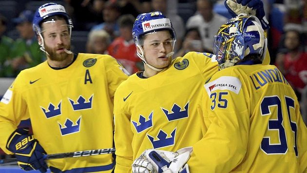 Švédský mladík William Nylander (uprostřed) byl vyhlášen nejužitečnějším hráčem MS v Německu a Francii. Švédský mladík William Nylander (uprostřed) byl vyhlášen nejužitečnějším hráčem MS v Německu a Francii.