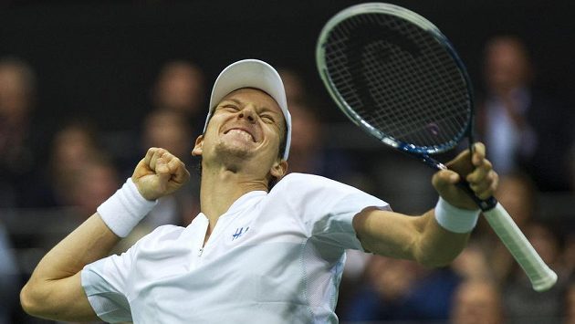 Český tenista Tomáš Berdych se raduje v Rotterdamu z vítězství nad Chorvatem Marinem Čiličem. Český tenista Tomáš Berdych se raduje v Rotterdamu z vítězství nad Chorvatem Marinem Čiličem.