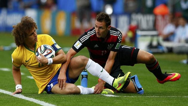 Zaskakující brazilský kapitán David Luiz po souboji s německým útočníkem Miroslavem Klosem. Zaskakující brazilský kapitán David Luiz po souboji s německým útočníkem Miroslavem Klosem.