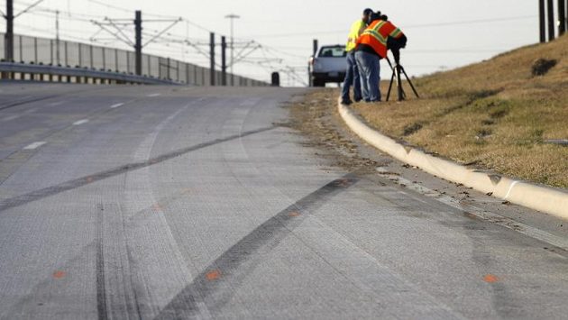 Stopy od pneumatik, které na vozovce zanechal vůz, v němž zemřel Jery Brown. Stopy od pneumatik, které na vozovce zanechal vůz, v němž zemřel Jery Brown.