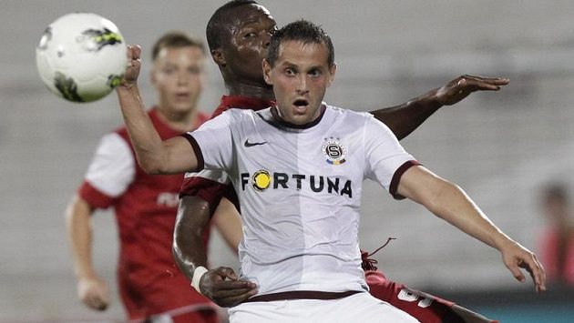 Sparťan Andrej Kerič v souboji s domácí obranou Sparťan Andrej Kerič v souboji s domácí obranou