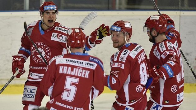 Hokejisté Třince zleva Cory Kane, střelec gólu Lukáš Krajíček, Martin Adamský a Lukáš Doudera. Hokejisté Třince zleva Cory Kane, střelec gólu Lukáš Krajíček, Martin Adamský a Lukáš Doudera.