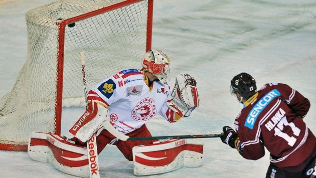 Jaroslav Hlinka ze Sparty překonává brankáře Třince Šimona Hrubce. Jaroslav Hlinka ze Sparty překonává brankáře Třince Šimona Hrubce.