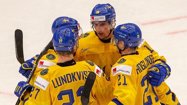 Radost hokejistů Švédska na MS v Třinci. Zleva Nils Lundkvist, Samuel Fagemo, David Gustafsson a Nils Höglander. Radost hokejistů Švédska na MS v Třinci. Zleva Nils Lundkvist, Samuel Fagemo, David Gustafsson a Nils Höglander.
