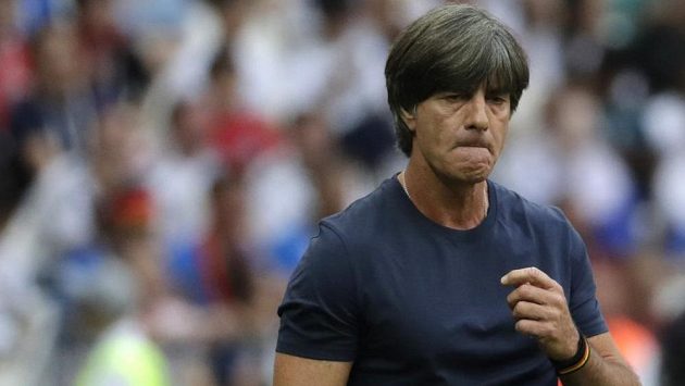 Zdrcený trenér Německa Joachim Löw. Po porážce s Koreou, která rozhodla o tom, že obhájci trofeje na šampionátu končí, nerezignoval. Zdrcený trenér Německa Joachim Löw. Po porážce s Koreou, která rozhodla o tom, že obhájci trofeje na šampionátu končí, nerezignoval.