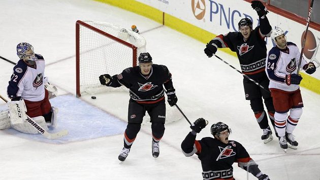 Útočník Caroliny Eric Staal (dole v tmavém dresu) se raduje se spoluhráči Alexandrem Sjominem a Jiřím Tlustým z gólu proti Columbusu. Útočník Caroliny Eric Staal (dole v tmavém dresu) se raduje se spoluhráči Alexandrem Sjominem a Jiřím Tlustým z gólu proti Columbusu.