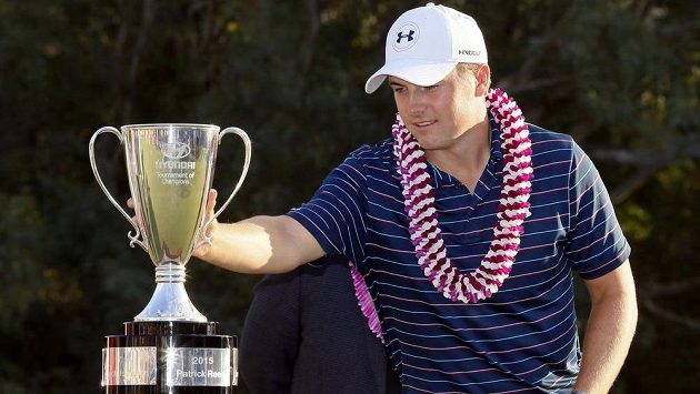 Americký golfista Jordan Spieth s trofejí pro vítěze Turnaje šampiónů. Americký golfista Jordan Spieth s trofejí pro vítěze Turnaje šampiónů.