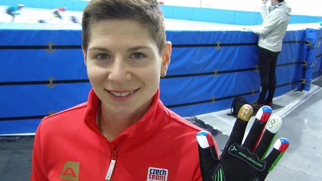 Rychlobruslařka na krátké dráze Kateřina Novotná předvedla speciální design rukavic. Rychlobruslařka na krátké dráze Kateřina Novotná předvedla speciální design rukavic.