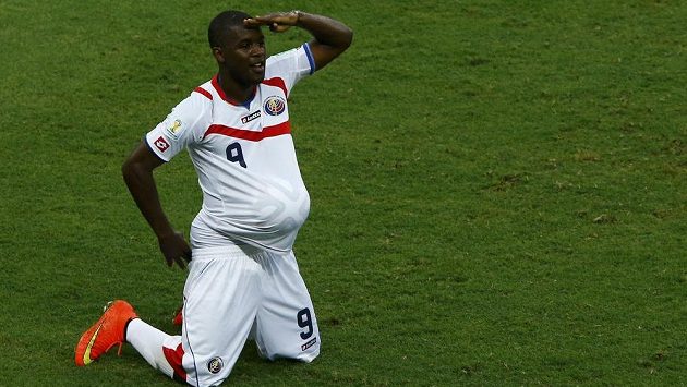 Joel Campbell oslavuje gól Kostariky v duelu s Uruguayí. Joel Campbell oslavuje gól Kostariky v duelu s Uruguayí.