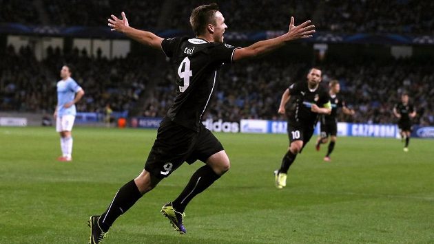 Plzeňský útočník Stanislav Tecl (vpředu) se raduje z gólu proti Manchesteru City. Plzeňský útočník Stanislav Tecl (vpředu) se raduje z gólu proti Manchesteru City.