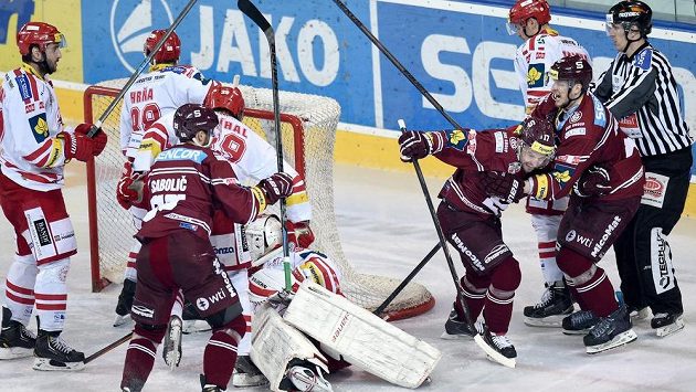 Jaroslav Hlinka (17) ze Sparty oslavuje vítězný gól ve čtvrtém semifinále s Třincem, objímá ho Jan Buchtele. Jaroslav Hlinka (17) ze Sparty oslavuje vítězný gól ve čtvrtém semifinále s Třincem, objímá ho Jan Buchtele.